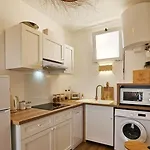 Charming One Bedroom With Panoramic View Lägenhet