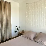 Charming One Bedroom With Panoramic View Lägenhet